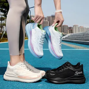 Ademende mesh hardloopschoenen voor dames en heren met dikke dempende zolen op de baan