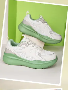 Detailweergave van groene en beige plateau-sneakers met ademend mesh en antislipzool