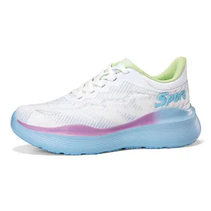Witte ademende mesh hardloopschoenen met blauwe plateauzool en paarse verloopdetails