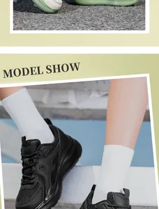 Gedetailleerde weergave van de schokabsorberende dikke zool en zwarte mesh sneakers