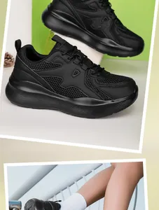 Detail van chunky platform sneakers met ademend zwart mesh en synthetisch leer design