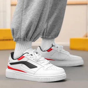 Ανδρικά λευκά casual sneakers με χοντρή σόλα και κόκκινες-μαύρες ρίγες για κάθε μέρα