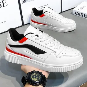 Λευκά ανδρικά sneakers με πλατφόρμα, κόκκινες και μαύρες πλαϊνές ρίγες και σχέδιο με κορδόνια