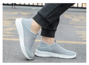 Detail van lichtgrijze ademende mesh wandelschoenen voor optimaal zomercomfort