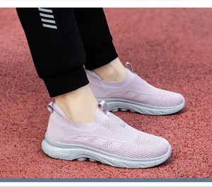Λεπτομέρεια από ελαφριά μωβ πλεχτά slip-on αθλητικά με αντικραδασμικές σόλες