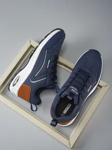 Vue détaillée de baskets bleu marine avec semelles amortissantes et style rétro tendance