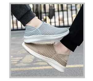 Detailopname van lichte ademende mesh sneakers in de kleuren lichtblauw en kaki