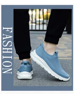 Gros plan sur les chaussures de marche en tricot bleu respirant avec semelle blanche