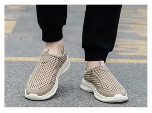 Detailopname van kaki ademende mesh wandelschoenen voor ouderen met een handige instap