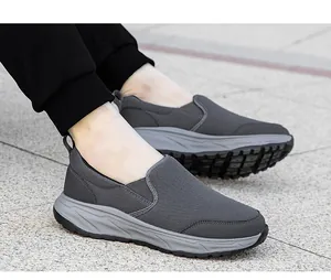 Macro-opname van grijze wandelschoenen voor ouderen met slip-on ontwerp en ademend gaasweefsel