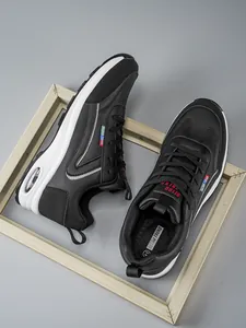 Détail de baskets pour hommes montrant le logo tendance rétro, taille 41 et semelle amortie