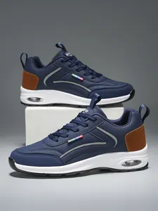 Détail latéral de chaussures décontractées bleu marine avec talon brun et semelle à air