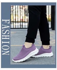 Détail de chaussures de marche tricotées violettes pour seniors avec maille respirante