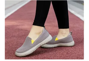 Vista detallada del zapato de caminar de malla púrpura en una pista de atletismo