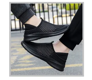 Detailopname van zwarte ademende mesh wandelschoenen met lichtgewicht zool buiten