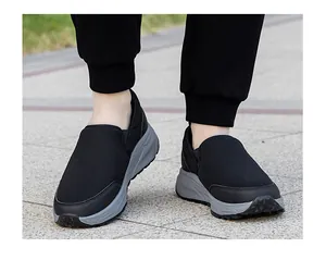 Detail van zwarte ademende mesh wandelschoenen met instapmodel en schokdempende zolen