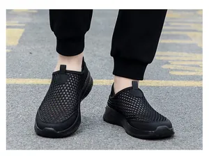 Detail van lichte slip-on wandelschoenen met ademend zwart mesh bovenwerk voor de zomer