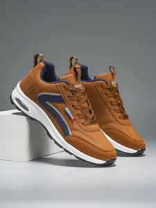Détail de baskets marron avec semelle à coussin d'air visible pour un confort optimal