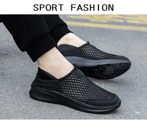 Detail van zwarte ademende mesh slip-on sportschoen met de opengewerkte breistructuur
