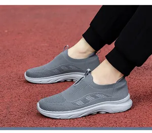 Λεπτομέρεια από γκρι παπούτσια slip-on με διαπνέον πλέγμα και αντιολισθητική σόλα