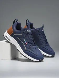 Vue détaillée des baskets rétro bleu marine montrant la semelle à coussin d'air et le talon