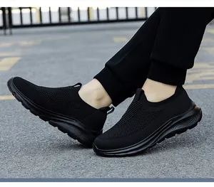 Détail de chaussures de marche noires en mesh avec texture respirante et semelle mousse