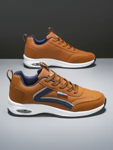 Détail de chaussures décontractées marron pour hommes avec semelle à coussin d'air visible