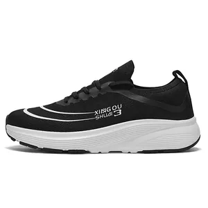 Lichtgewicht ademende zwarte mesh hardloopschoenen met witte dikke zool voor de marathon