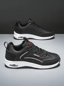 Détail de baskets décontractées pour hommes avec coussin d'air rétro et texture en cuir