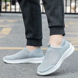 Lichtgewicht grijze slip-on wandelschoenen met ademend mesh en dikke witte zolen