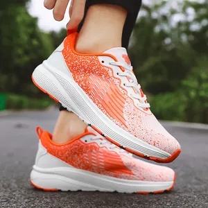 Klassieke oranje en witte ademende mesh hardloopschoenen voor sportieve voeten