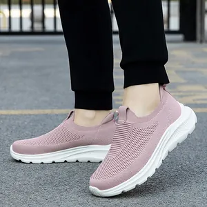 Scarpe da camminata da donna in maglia rosa con rete traspirante e suola bianca spessa