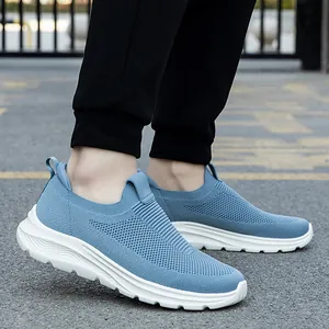 Scarpe da camminata in maglia traspirante celeste da uomo con suola bianca a onde