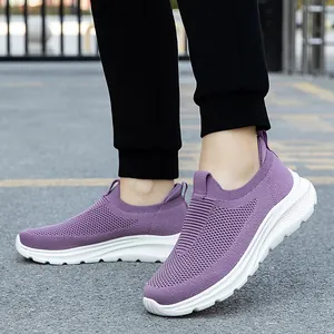 Sneakers slip-on in maglia traspirante viola da donna con suola spessa bianca per camminare