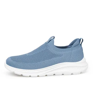 Scarpe da camminata slip-on azzurre con tomaia in maglia e suola bianca spessa