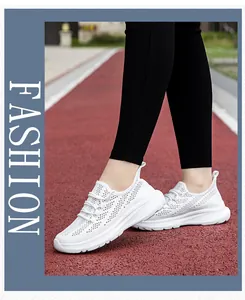 Dettaglio della tomaia in mesh bianco traspirante e della suola spessa delle scarpe