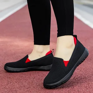 Zapatos de senderismo de malla transpirable para mujer con detalles rojos y suela negra