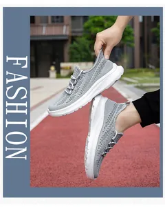 Dettaglio del tessuto mesh grigio traspirante e design stringato su scarpe sportive