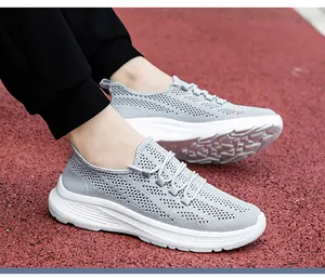 Dettaglio di scarpe da ginnastica in mesh grigio traspirante con suole bianche spesse