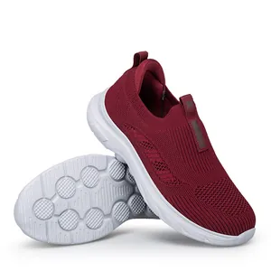 Γυναικεία μπορντό slip-on sneakers με διαπνέον πλέγμα και αντιολισθητικές λευκές σόλες