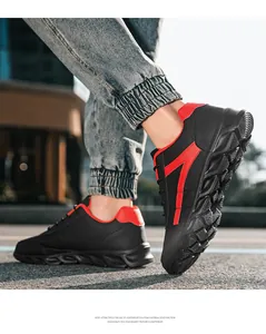 Dettaglio della suola leggera in schiuma EVA su sneaker sportive nere e rosse da uomo