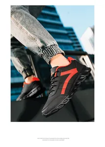 Dettaglio della suola leggera in EVA su sneakers da uomo con strisce dinamiche rosse