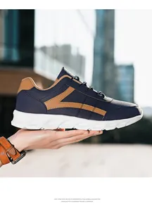 Dettaglio sneaker leggera blu navy da uomo con suola in EVA e finiture in pelle marrone