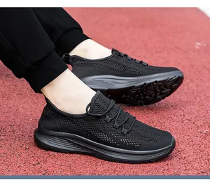 Dettaglio del tessuto mesh nero traspirante e suola in gomma di scarpe sportive