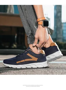Dettagli di sneaker blu navy leggere con suole in EVA bianche e accenti marroni