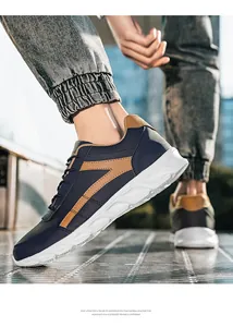 Dettaglio delle sneakers leggere da uomo blu con suola in EVA in posa dinamica di camminata
