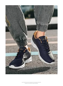 Dettaglio di scarpe casual da uomo con finitura blu opaca e suola in EVA bianca leggera