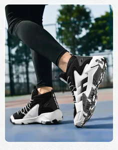 Vue dynamique en contre-plongée de chaussures de basket noir et blanc avec semelles camouflage