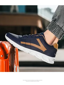 Dettaglio di sneaker blu scuro leggere con suola in EVA su una valigia arancione