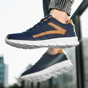 Sneakers uomo blu navy leggere da esterno con spesse suole bianche antiscivolo